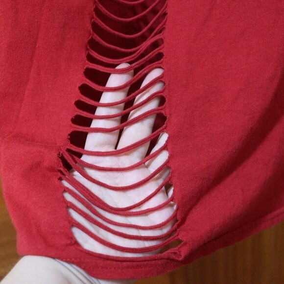 Dereon Red & Black Graphic Cut Out Sexy Edgy Distressed Top 1X - Picture 9 of 12